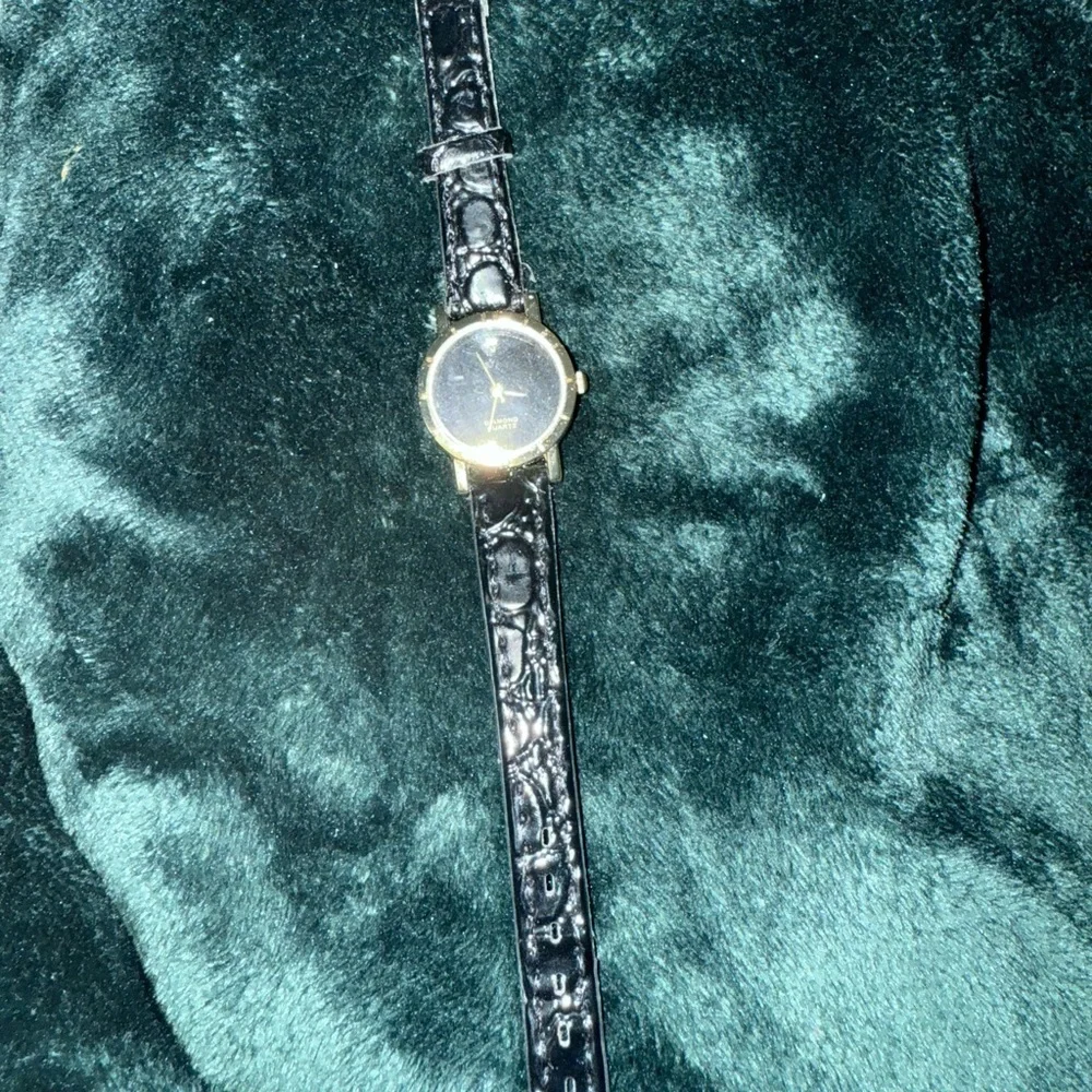 Vintage Minimalist Gold-Tone Quartz Watch Black Dial Diamond Accent Leather Band